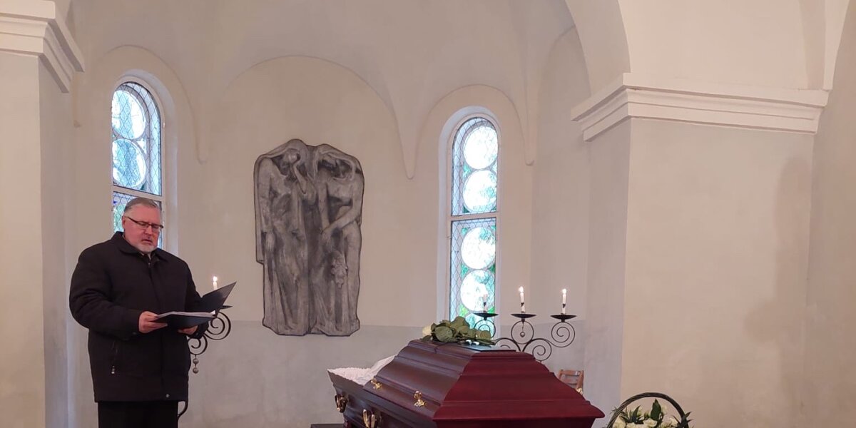 Tartu kabeli arhitektuur — võlvkaar, vitraažaknad, küünlavalgus